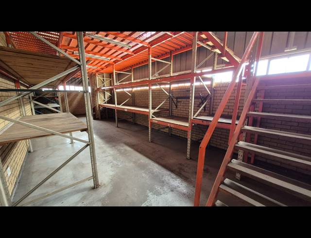2,450M² WAREHOUSE TO LET IN APEX
